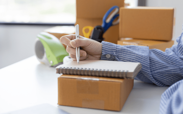 聖誕絨布抽繩禮品袋 - 港生活玩樂誌 材質:絲絨禮品袋通常由柔軟的絲絨布製成,觸感舒適且富有光澤,給人一種奢華的感覺。 顏色多樣:這些袋子通常提供多種顏色選擇,從經典的紅色、綠色到金色、銀色等,能夠滿足不同場合的需求。 設計:絲絨禮品袋配有抽繩或帶子,方便開合,同時也增添了美觀性。 聖誕絲絨禮品袋不僅是一個實用的包裝工具,也是表達心意和品味的一種方式。在聖誕節、情人節等節日中使用,增添節日氛圍。 客製 - 港生活玩樂誌 聖誕絨布抽繩禮品袋