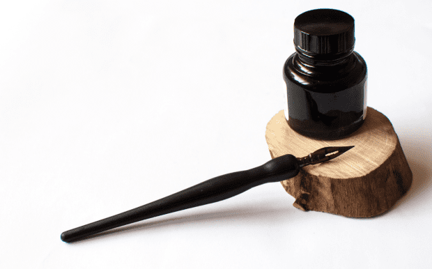 聖誕絨布抽繩禮品袋 - 港生活玩樂誌 材質:絲絨禮品袋通常由柔軟的絲絨布製成,觸感舒適且富有光澤,給人一種奢華的感覺。 顏色多樣:這些袋子通常提供多種顏色選擇,從經典的紅色、綠色到金色、銀色等,能夠滿足不同場合的需求。 設計:絲絨禮品袋配有抽繩或帶子,方便開合,同時也增添了美觀性。 聖誕絲絨禮品袋不僅是一個實用的包裝工具,也是表達心意和品味的一種方式。在聖誕節、情人節等節日中使用,增添節日氛圍。 客製 - 港生活玩樂誌 聖誕絨布抽繩禮品袋