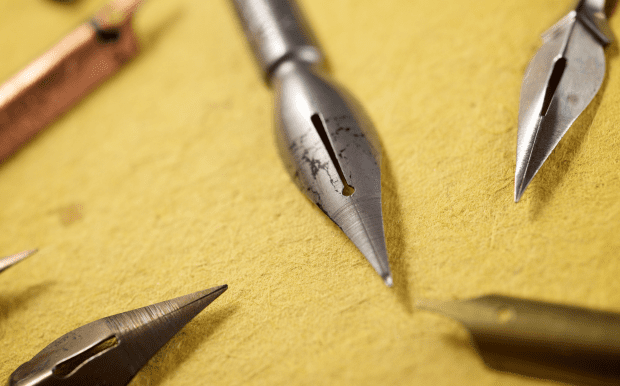 聖誕絨布抽繩禮品袋 - 港生活玩樂誌 材質:絲絨禮品袋通常由柔軟的絲絨布製成,觸感舒適且富有光澤,給人一種奢華的感覺。 顏色多樣:這些袋子通常提供多種顏色選擇,從經典的紅色、綠色到金色、銀色等,能夠滿足不同場合的需求。 設計:絲絨禮品袋配有抽繩或帶子,方便開合,同時也增添了美觀性。 聖誕絲絨禮品袋不僅是一個實用的包裝工具,也是表達心意和品味的一種方式。在聖誕節、情人節等節日中使用,增添節日氛圍。 客製 - 港生活玩樂誌 聖誕絨布抽繩禮品袋