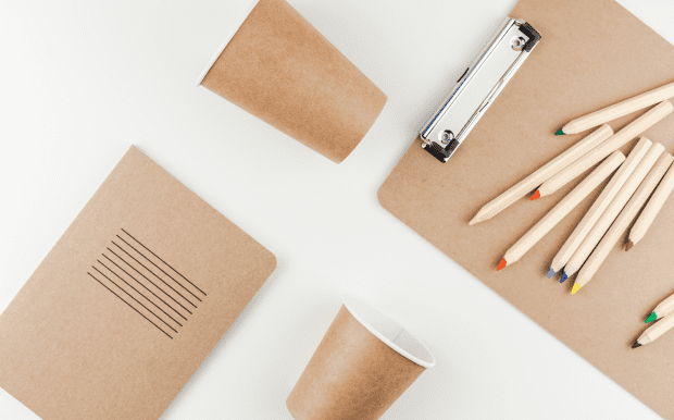 聖誕絨布抽繩禮品袋 - 港生活玩樂誌 材質:絲絨禮品袋通常由柔軟的絲絨布製成,觸感舒適且富有光澤,給人一種奢華的感覺。 顏色多樣:這些袋子通常提供多種顏色選擇,從經典的紅色、綠色到金色、銀色等,能夠滿足不同場合的需求。 設計:絲絨禮品袋配有抽繩或帶子,方便開合,同時也增添了美觀性。 聖誕絲絨禮品袋不僅是一個實用的包裝工具,也是表達心意和品味的一種方式。在聖誕節、情人節等節日中使用,增添節日氛圍。 客製 - 港生活玩樂誌 聖誕絨布抽繩禮品袋