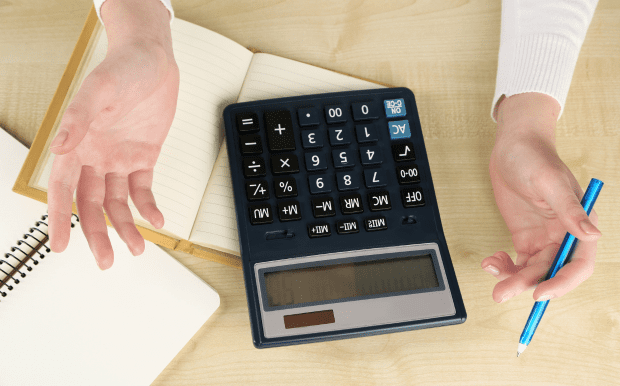 聖誕絨布抽繩禮品袋 - 港生活玩樂誌 材質:絲絨禮品袋通常由柔軟的絲絨布製成,觸感舒適且富有光澤,給人一種奢華的感覺。 顏色多樣:這些袋子通常提供多種顏色選擇,從經典的紅色、綠色到金色、銀色等,能夠滿足不同場合的需求。 設計:絲絨禮品袋配有抽繩或帶子,方便開合,同時也增添了美觀性。 聖誕絲絨禮品袋不僅是一個實用的包裝工具,也是表達心意和品味的一種方式。在聖誕節、情人節等節日中使用,增添節日氛圍。 客製 - 港生活玩樂誌 聖誕絨布抽繩禮品袋